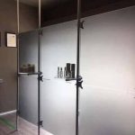 Studio Stellwand, Sichtschutz Raumteiler Acrylglas mit Ablagen zur Warenpräsentation