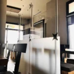 Mobiler Raumteiler Gastronomie, Hotellerie, Acrylglas weiss - transparent