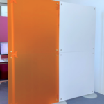Mobile Trennwand, freistehender Sichtschutz Raumteiler, Büro, Acrylglas blickdicht