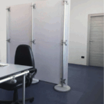 Stellwände Büro, blickdichte Stellwand Raumteiler weiss, freistehender Schreibtisch Sichtschutz
