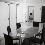 Stellwand Büro, freistehender Schreibtisch Sichtschutz, Stellwand Raumteiler weiss, Büro Trennwand Konferenzraum