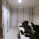 Stellwände Büro, blickdichter Arbeitsplatz Sichtschutz, Stellwand Raumteiler weiss, Kabinen Lösung für Schreibtisch Arbeit