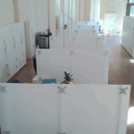 Büro Trennwände freistehend, Sichtschutz Schreibtisch, Acrylglas Milchglas, blickdicht weiß