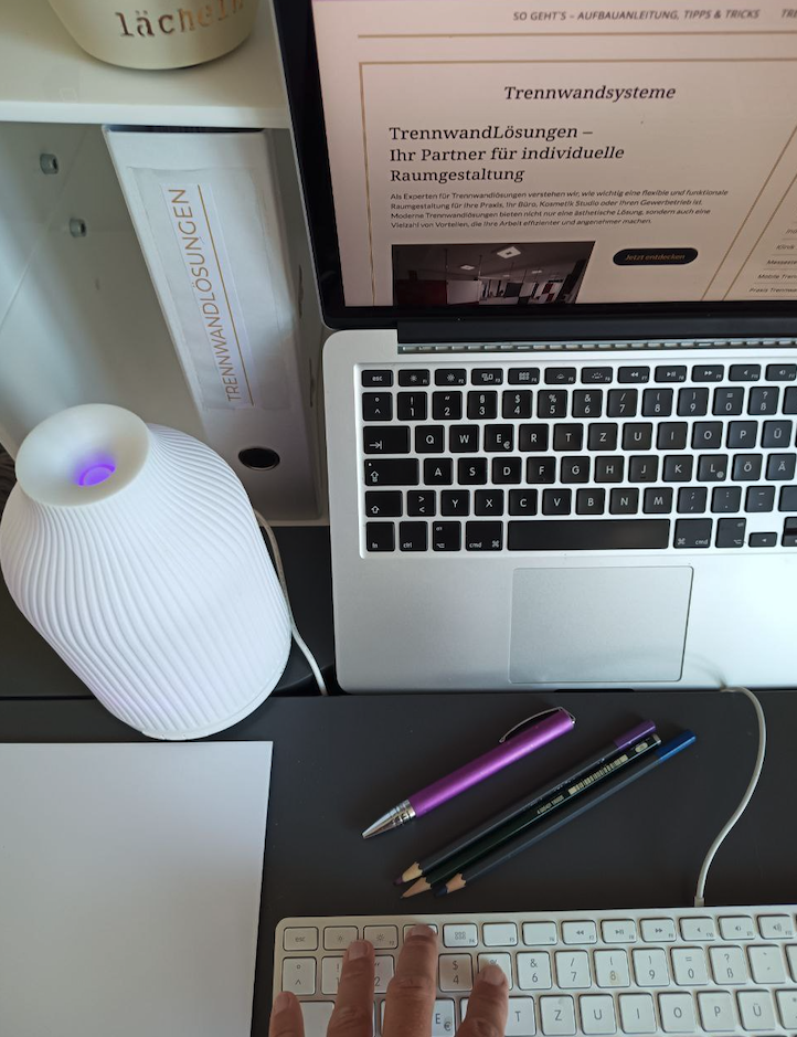 Einblick in Trennwandlösungen.de Schreibtisch mit Diffuser Zitronen Duft