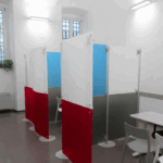 Mobile Trennwand Krankenhaus, maßgefertigter Raumteiler Klinik, freistehend, mobil