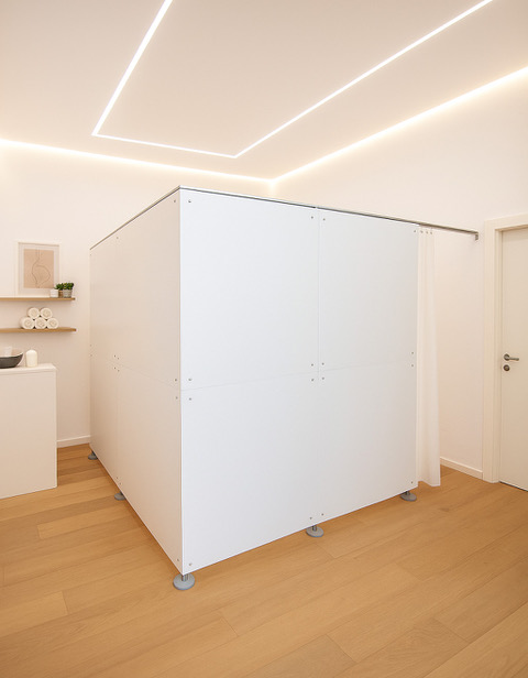 Trennwand Kabine im Kosmetik Studio, Permanent Makeup Praxis, ganzheitliche Praxisführung ätherische Öle