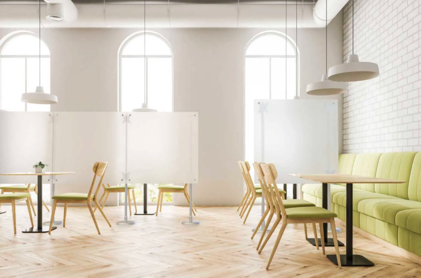 Freistehende, mobile Trennwände im Restaurant, Gastronomie, Hotellerie, Acrylglas Trennwand