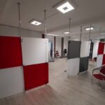 Physiotherapie Praxis Trennwand Acrylglas rot, weiss, grau
